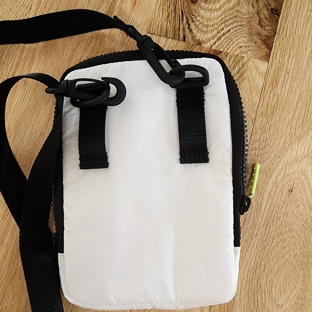 Lululemon Easy Access crossbody Purse 7in Tall By 5in Wide - Picture 5 of 6